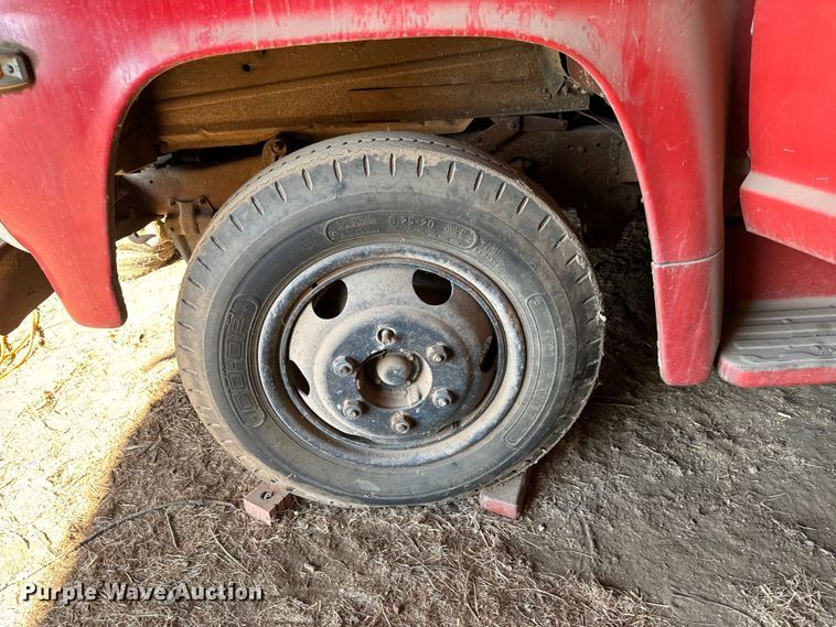 image for item NH9015 1968 Ford 600 dump flatbed truck