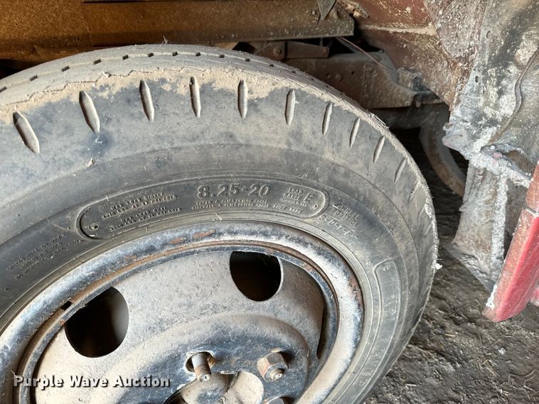 image for item NH9015 1968 Ford 600 dump flatbed truck