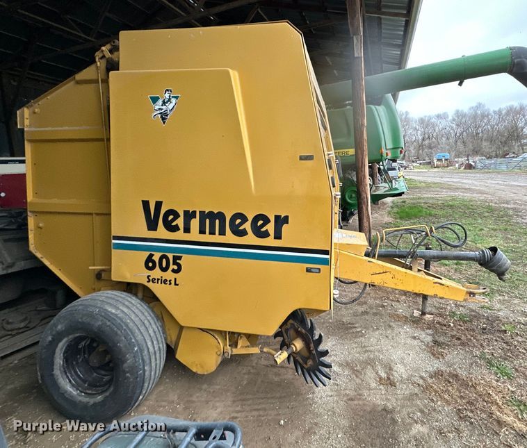 image for item NT9046 Vermeer  605L round baler