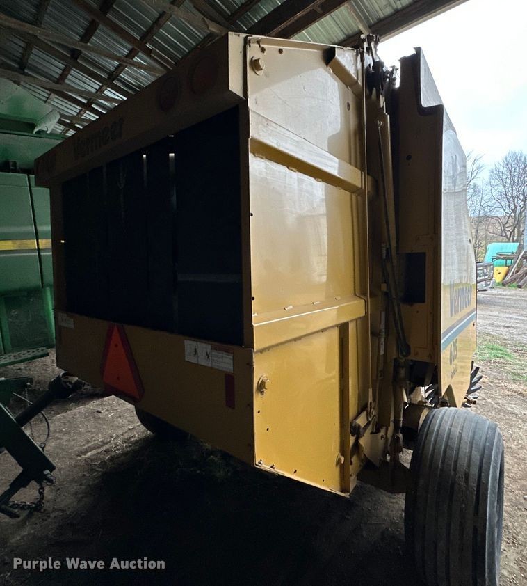 image for item NT9046 Vermeer  605L round baler