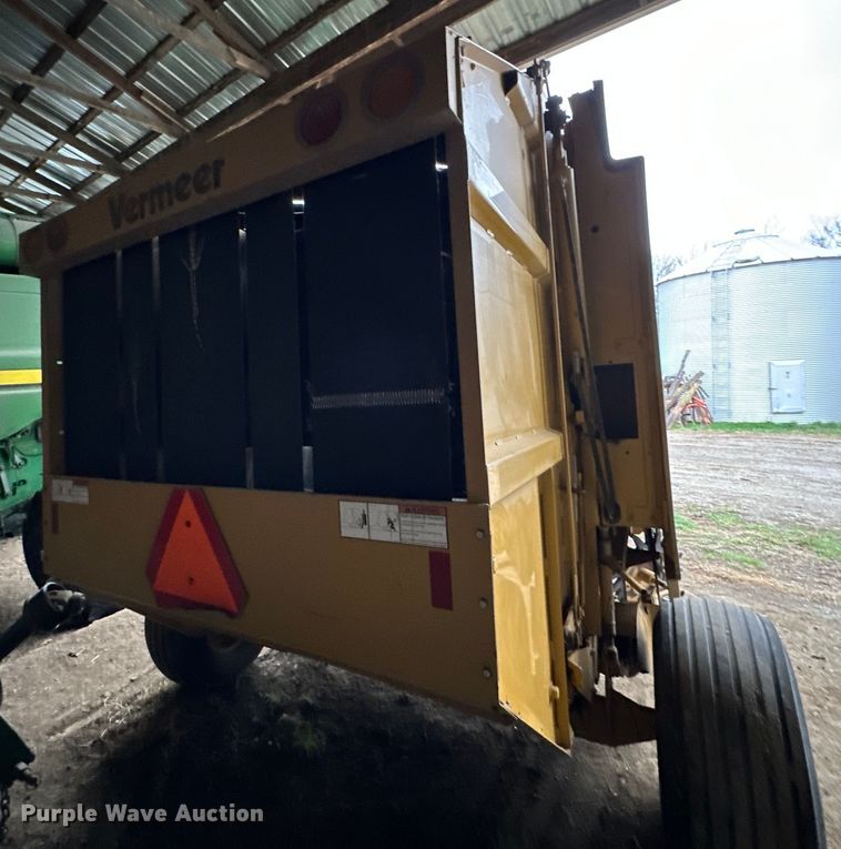image for item NT9046 Vermeer  605L round baler