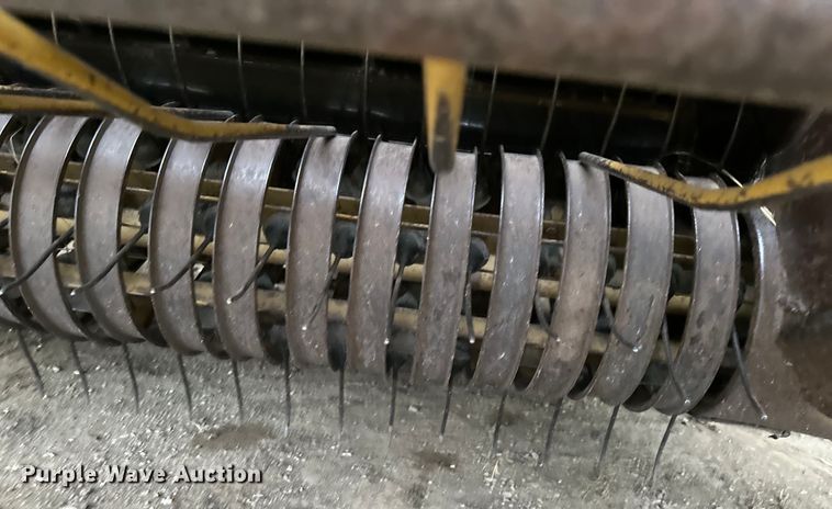 image for item NT9046 Vermeer  605L round baler