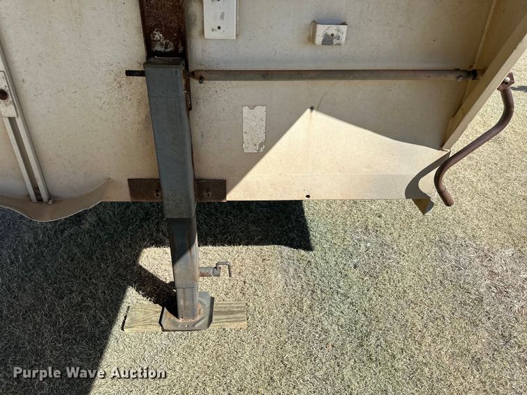 image for item OA9747 1992 Featherlite livestock trailer