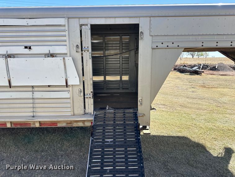image for item OA9747 1992 Featherlite livestock trailer
