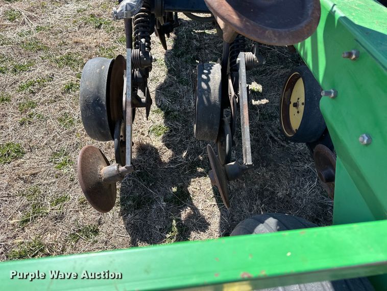 image for item OI9277 John Deere 1850 air seeder