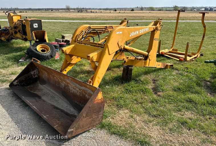 image for item OM9337 John Deere  401D loader