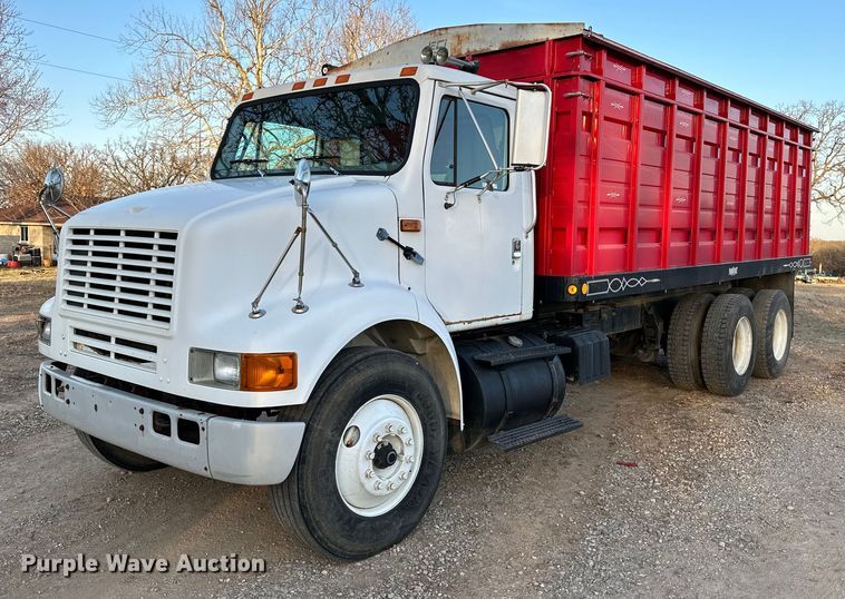 image for item OM9898 2000 International  8100 grain truck