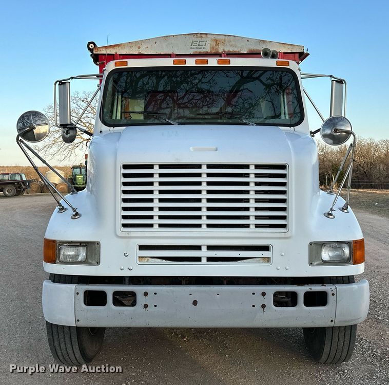 image for item OM9898 2000 International  8100 grain truck