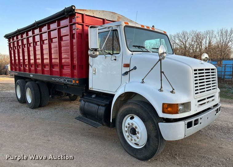 image for item OM9898 2000 International  8100 grain truck