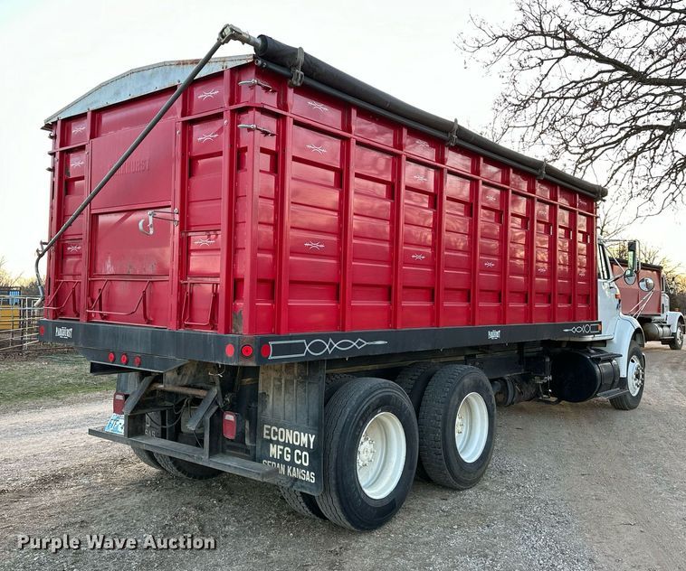 image for item OM9898 2000 International  8100 grain truck