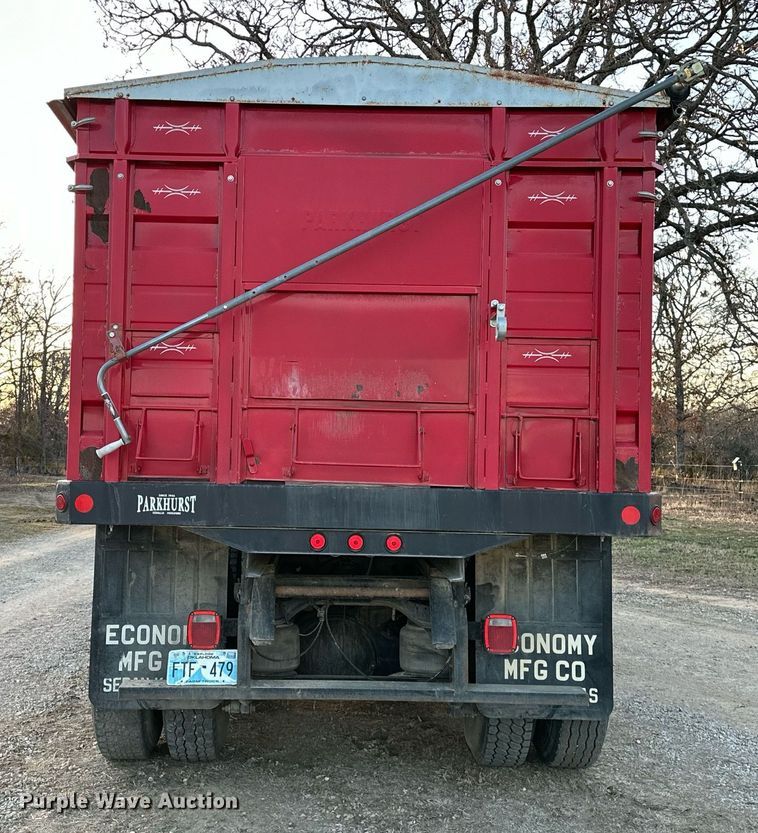 image for item OM9898 2000 International  8100 grain truck