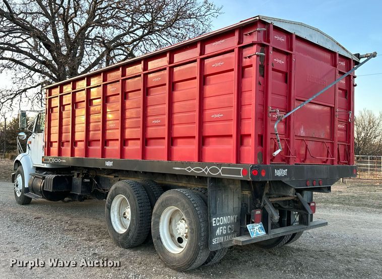 image for item OM9898 2000 International  8100 grain truck