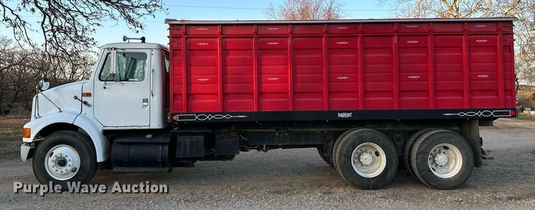 image for item OM9898 2000 International  8100 grain truck