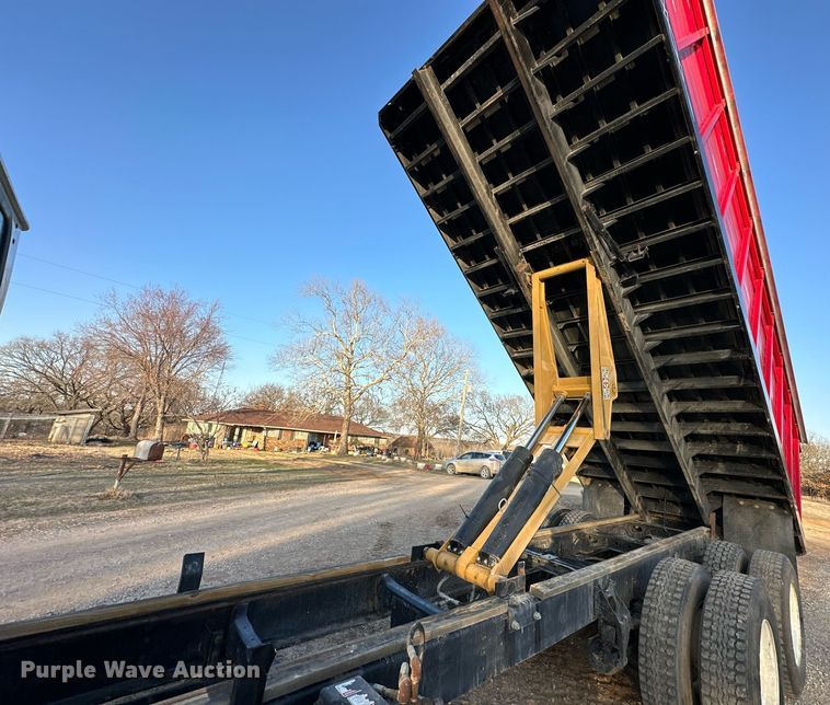 image for item OM9898 2000 International  8100 grain truck