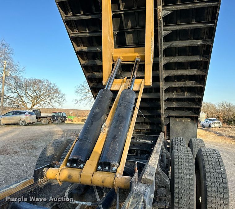 image for item OM9898 2000 International  8100 grain truck