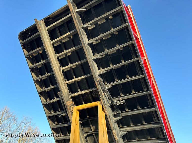 image for item OM9898 2000 International  8100 grain truck