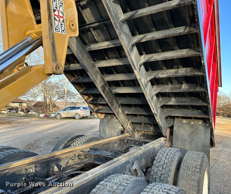 image for item OM9898 2000 International  8100 grain truck