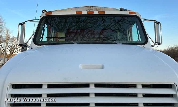 image for item OM9898 2000 International  8100 grain truck