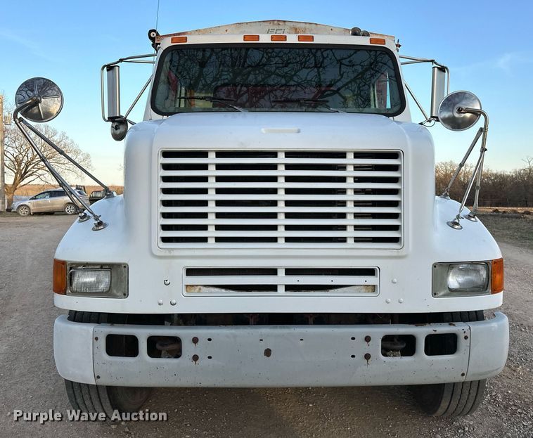 image for item OM9898 2000 International  8100 grain truck