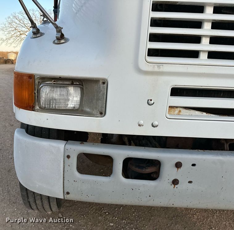 image for item OM9898 2000 International  8100 grain truck