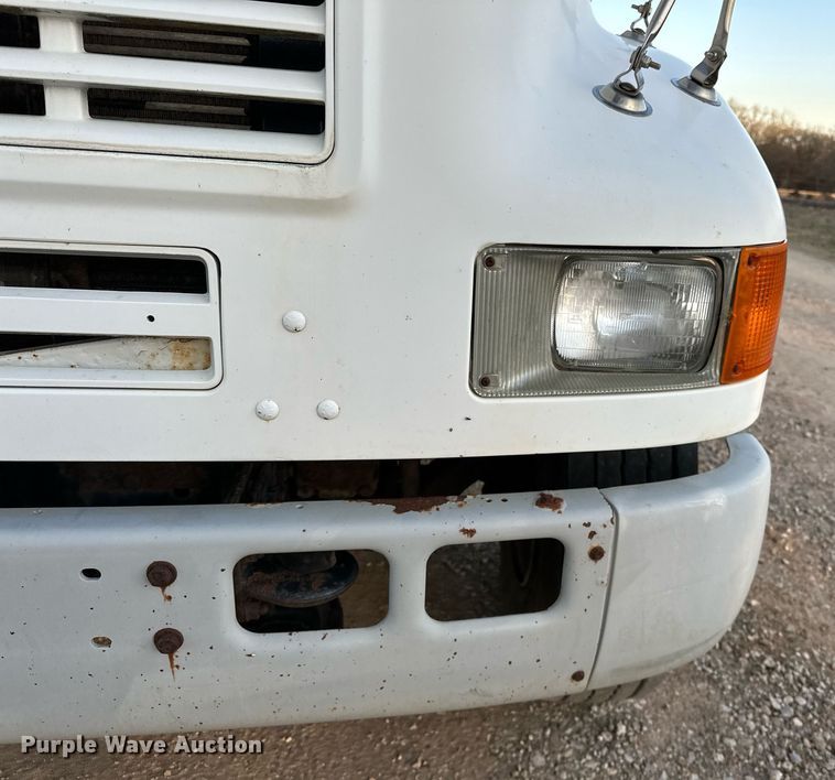 image for item OM9898 2000 International  8100 grain truck