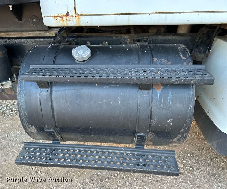 image for item OM9898 2000 International  8100 grain truck