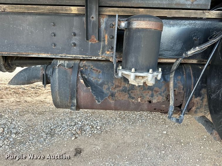 image for item OM9898 2000 International  8100 grain truck