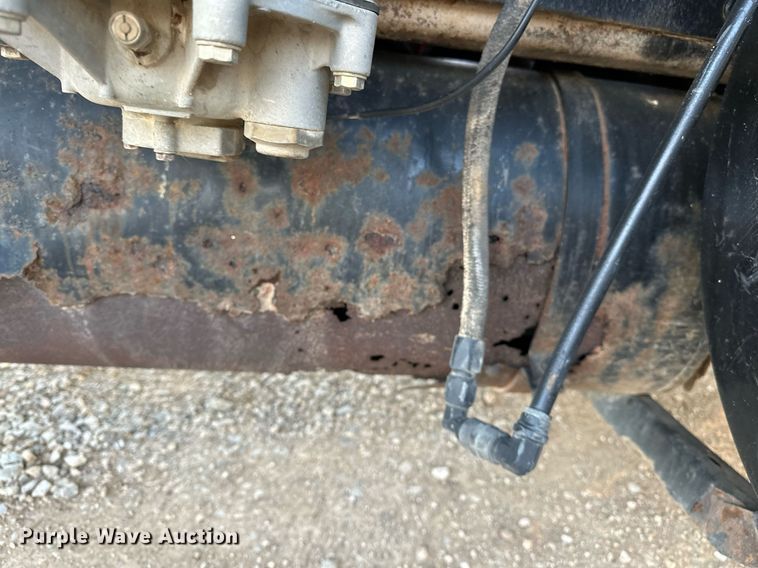 image for item OM9898 2000 International  8100 grain truck