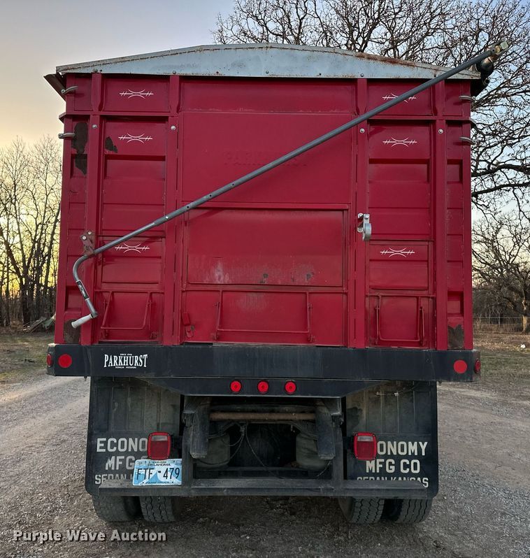 image for item OM9898 2000 International  8100 grain truck