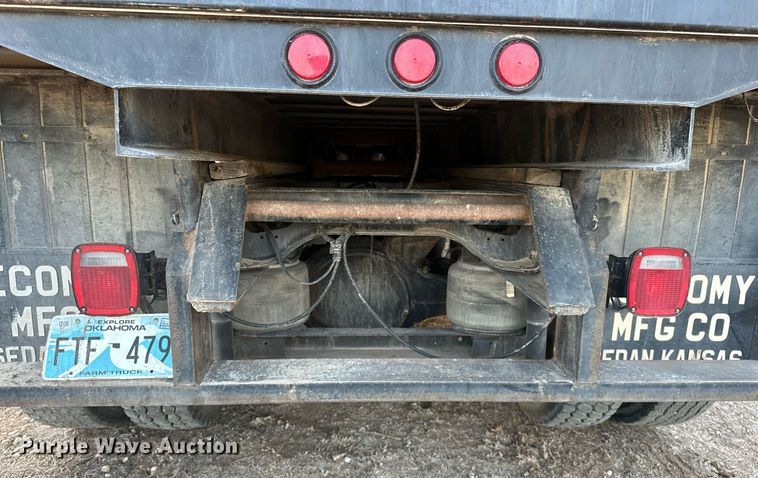 image for item OM9898 2000 International  8100 grain truck