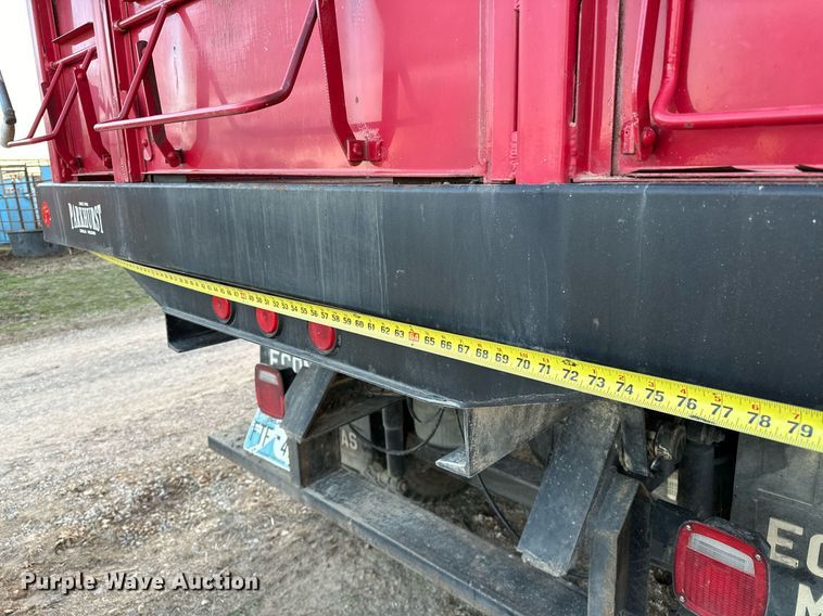 image for item OM9898 2000 International  8100 grain truck