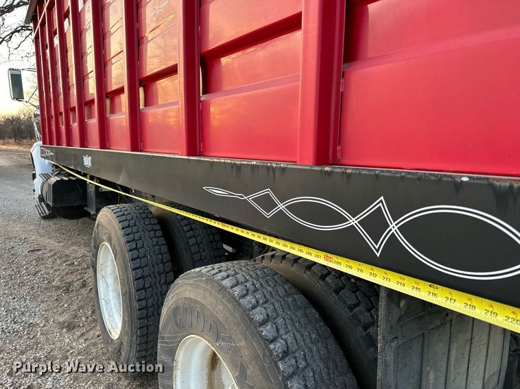 image for item OM9898 2000 International  8100 grain truck