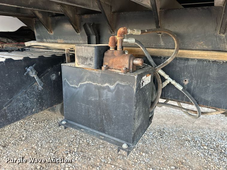 image for item OM9898 2000 International  8100 grain truck