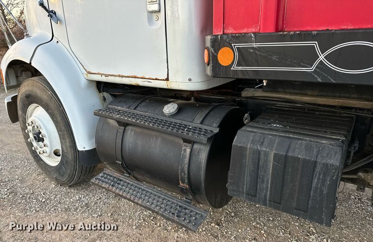 image for item OM9898 2000 International  8100 grain truck