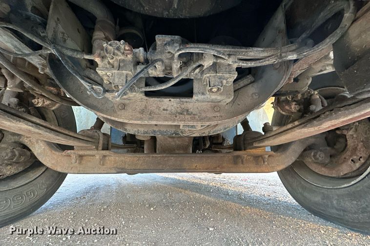 image for item OM9898 2000 International  8100 grain truck