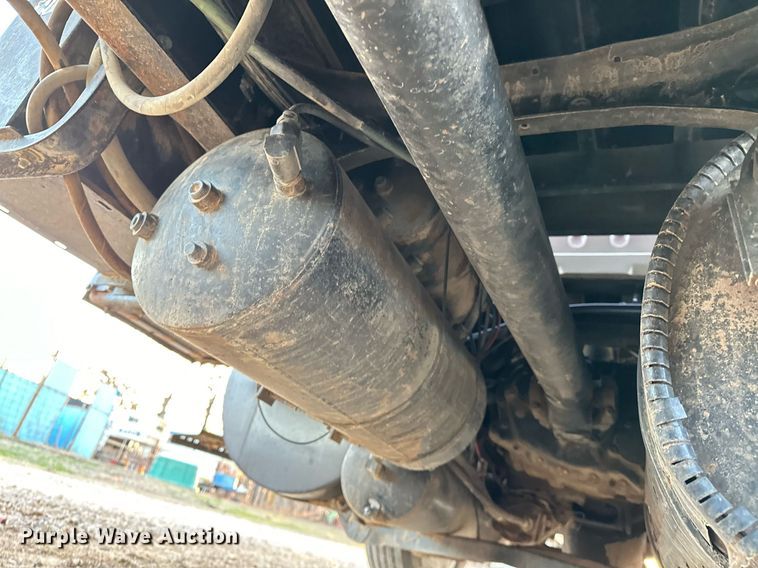 image for item OM9898 2000 International  8100 grain truck