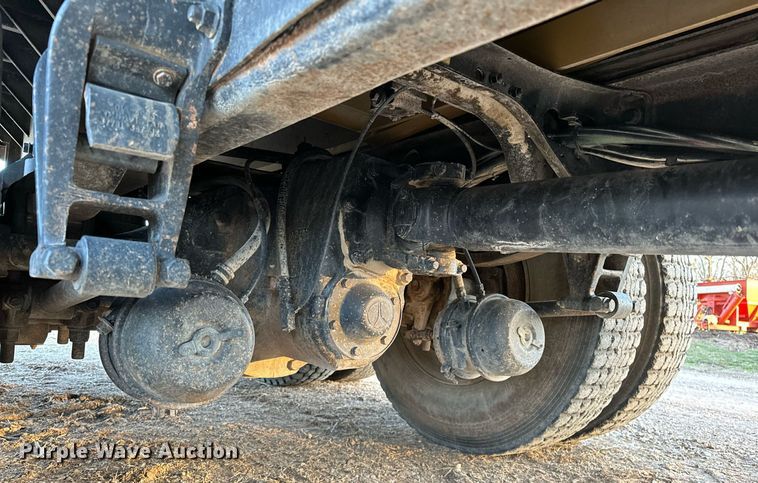 image for item OM9898 2000 International  8100 grain truck