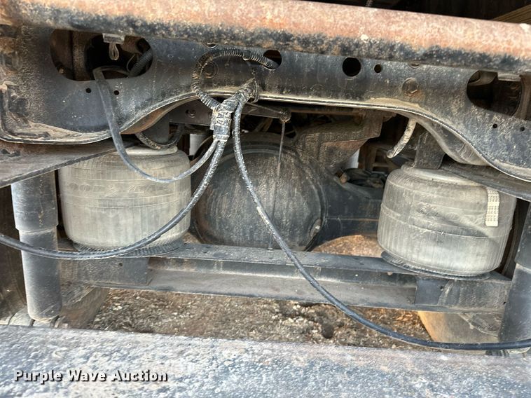 image for item OM9898 2000 International  8100 grain truck