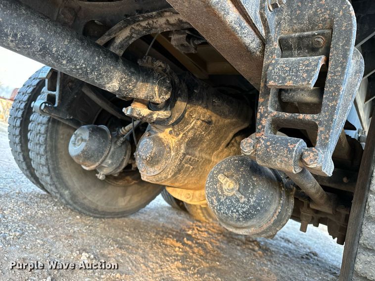 image for item OM9898 2000 International  8100 grain truck