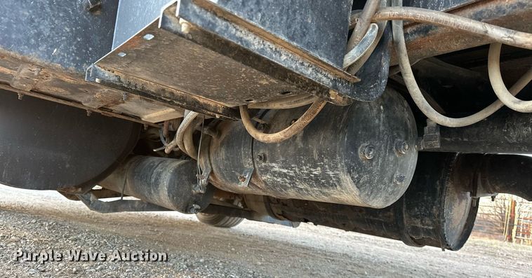 image for item OM9898 2000 International  8100 grain truck