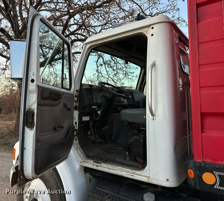 image for item OM9898 2000 International  8100 grain truck