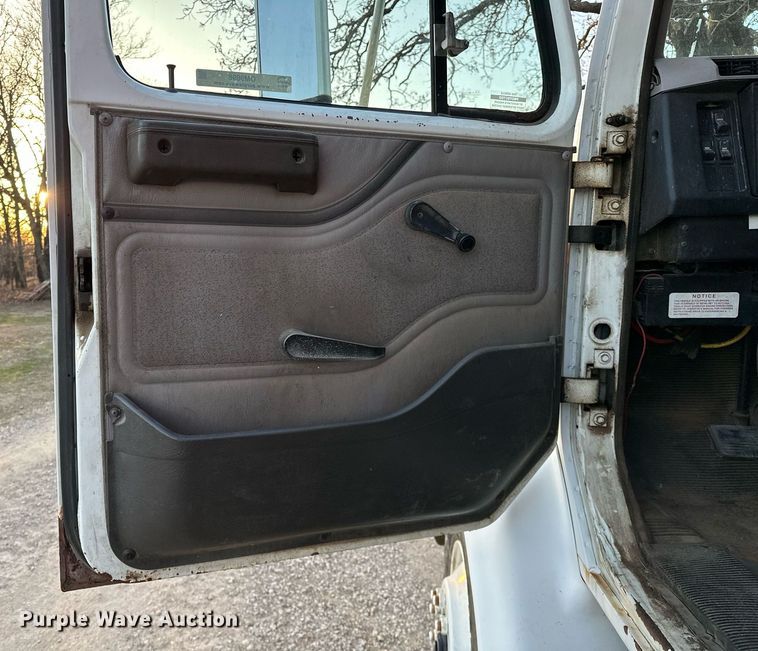 image for item OM9898 2000 International  8100 grain truck