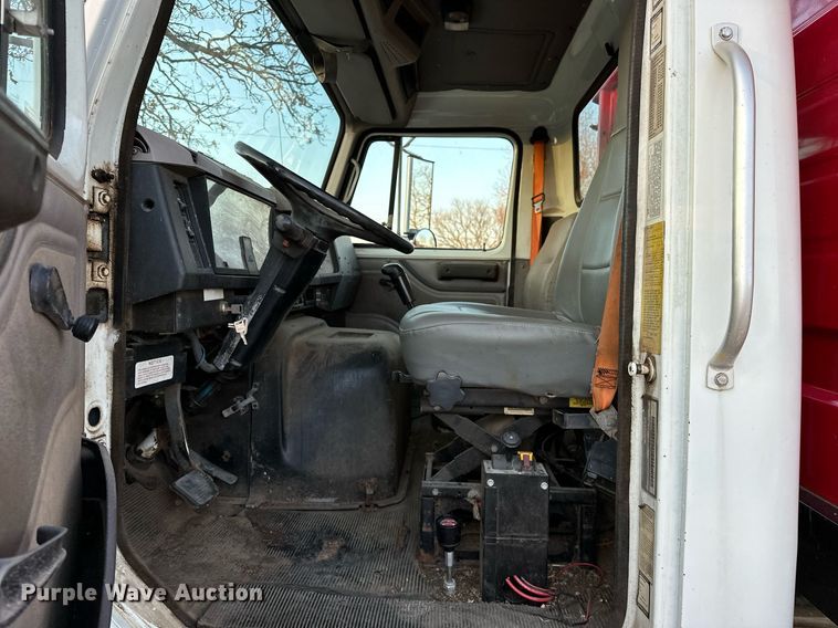 image for item OM9898 2000 International  8100 grain truck