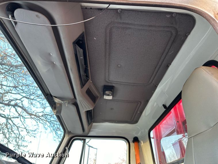 image for item OM9898 2000 International  8100 grain truck