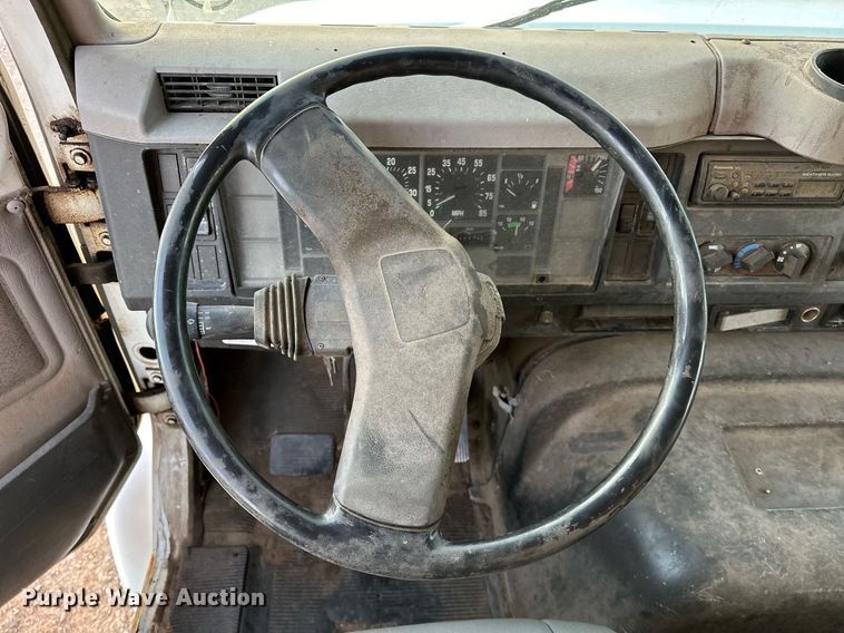 image for item OM9898 2000 International  8100 grain truck