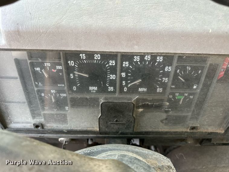 image for item OM9898 2000 International  8100 grain truck