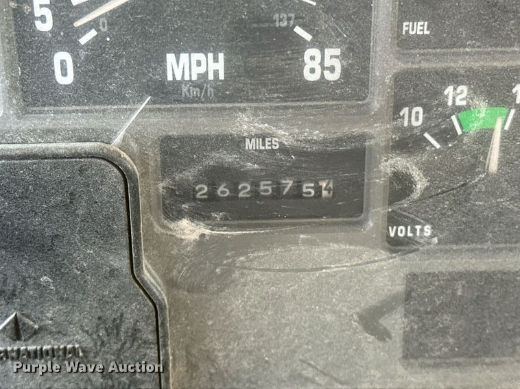 image for item OM9898 2000 International  8100 grain truck