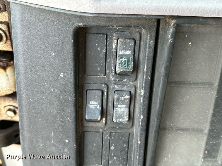 image for item OM9898 2000 International  8100 grain truck