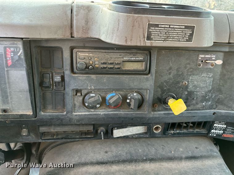 image for item OM9898 2000 International  8100 grain truck