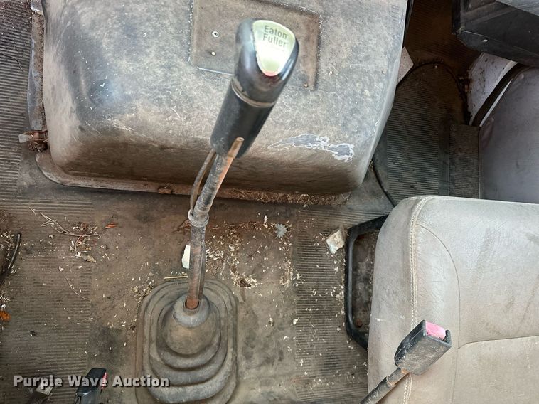 image for item OM9898 2000 International  8100 grain truck